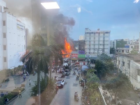 Cháy nhà trên quốc lộ 13, hai cửa hàng bị vạ lây - Ảnh 3. Cháy nhà trên quốc lộ 13, hai cửa hàng bị vạ lây - Ảnh 3.
