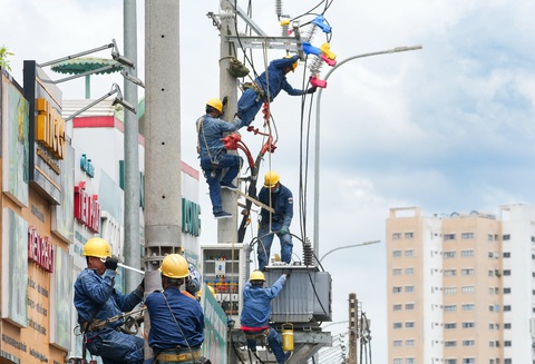 Công nhân điện lực TP.HCM thi công hệ thống điện trung thế trên đường Lạc Long Quân (Tân Bình, TP.HCM) - Ảnh: HỮU HẠNH