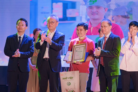 Ông Kaneda Hiroki trao giải thưởng - Ảnh: Nam Trần. Ông Kaneda Hiroki trao giải thưởng - Ảnh: Nam Trần
