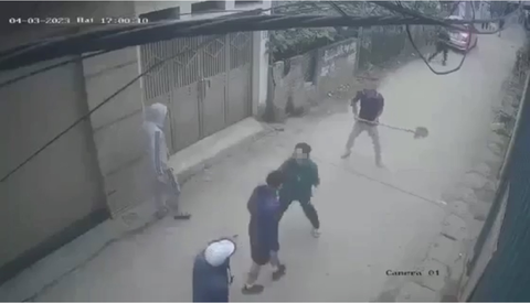 Người đàn ông ở Hà Nội bị chém lìa tay - Ảnh 1. Người đàn ông ở Hà Nội bị chém lìa tay - Ảnh 1.