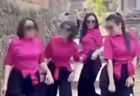 TikTok và những lần gây bức xúc vì nội dung bẩn - Ảnh 3. TikTok và những lần gây bức xúc vì nội dung bẩn - Ảnh 3.