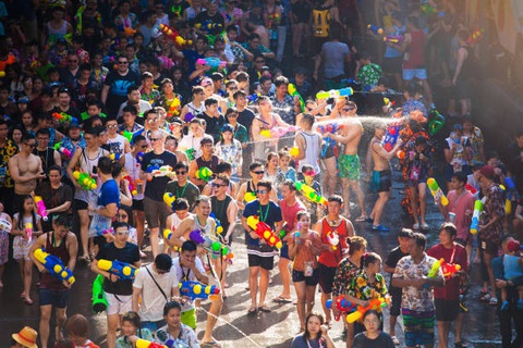 Cảnh báo những trận chiến nước kinh hoàng trong Tết té nước Songkran - Ảnh 1. Cảnh báo những trận chiến nước kinh hoàng trong Tết té nước Songkran - Ảnh 1.