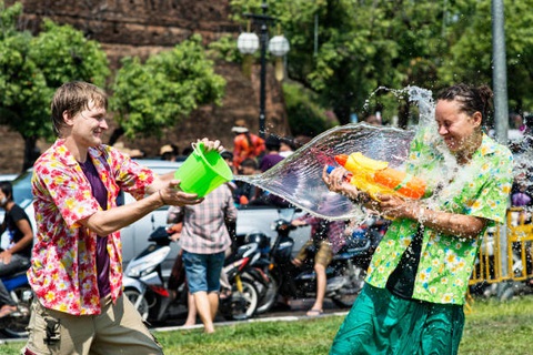 Cảnh báo những trận chiến nước kinh hoàng trong Tết té nước Songkran - Ảnh 3. Cảnh báo những trận chiến nước kinh hoàng trong Tết té nước Songkran - Ảnh 3.