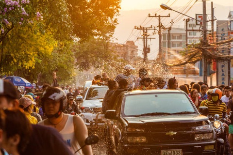 Cảnh báo những trận chiến nước kinh hoàng trong Tết té nước Songkran - Ảnh 4. Cảnh báo những trận chiến nước kinh hoàng trong Tết té nước Songkran - Ảnh 4.