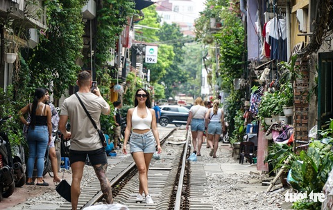 Hà Nội yêu cầu các đơn vị lữ hành không tổ chức tour đến phố cà phê đường tàu - Ảnh 1. Hà Nội yêu cầu các đơn vị lữ hành không tổ chức tour đến phố cà phê đường tàu - Ảnh 1.