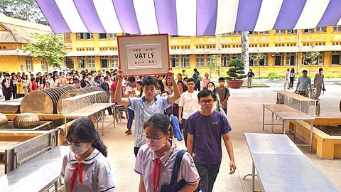 Tuyển sinh lớp 10: Năn nỉ xin luyện thi nhưng không còn chỗ - Ảnh 1. Học sinh lớp 9 tham dự ngày hội tư vấn tuyển sinh vào lớp 10 ở Trường THPT chuyên Lê Hồng Phong - Ảnh: H.HG.