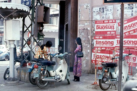 Lê Lợi, đại lộ tình yêu - Kỳ 3: Đại lộ đâu chỉ có tình yêu - Ảnh 2. Nhịp sống thời sự nóng bỏng trên đại lộ Lê Lợi trước 1975 với những tờ quảng cáo ra mắt nhật báo Tin Sống Ảnh tư liệu