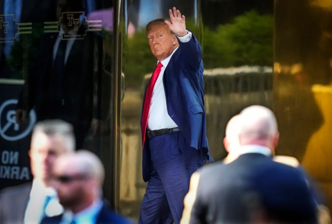 Ông Trump bổ sung luật sư danh tiếng vào đội ngũ biện hộ - Ảnh 1. Ông Trump bổ sung luật sư danh tiếng vào đội ngũ biện hộ - Ảnh 1.