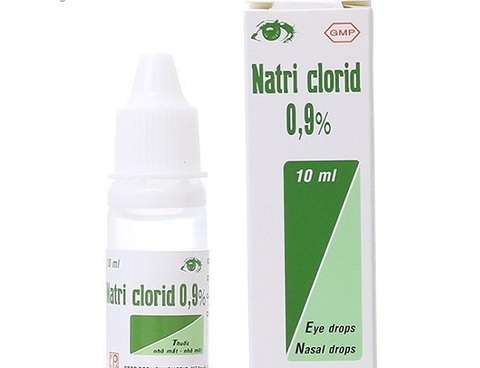 Trẻ nhỏ không nên dùng thuốc nhỏ mũi có chất co mạch - Ảnh 1. Bác sĩ khuyến cáo trẻ nhỏ chỉ nên dùng nước muối sinh lý để vệ sinh mũi khi trẻ nghẹt mũi - Ảnh: BV