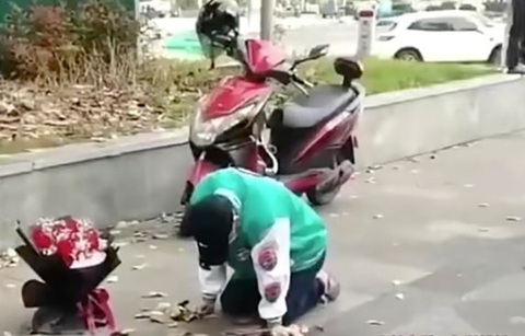 Chàng trai quỳ gối suốt 21 tiếng cầu xin bạn gái cũ quay lại, chỉ đi về vì lý do... thời tiết - Ảnh 1. Chàng trai quỳ gối suốt 21 tiếng cầu xin bạn gái cũ quay lại, chỉ đi về vì lý do... thời tiết - Ảnh 1.