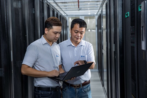 Chuyên gia VNPT đang kiểm tra hệ thống máy chủ IDC - Ảnh: VNPT Chuyên gia VNPT đang kiểm tra hệ thống máy chủ IDC - Ảnh: VNPT