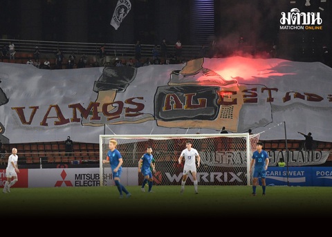 Bóng đá Thái Lan bị phạt gần nửa tỉ đồng vì pháo sáng ở AFF Cup - Ảnh 1. Bóng đá Thái Lan bị phạt gần nửa tỉ đồng vì pháo sáng ở AFF Cup - Ảnh 1.