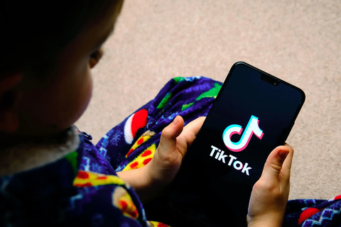 Để trẻ dưới 13 tuổi lướt, TikTok bị phạt 12,7 triệu bảng Anh - Ảnh 1. Để trẻ dưới 13 tuổi lướt, TikTok bị phạt 12,7 triệu bảng Anh - Ảnh 1.