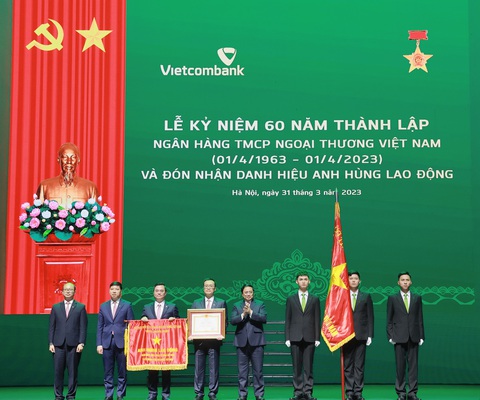 Vietcombank: Khẳng định vị thế ngân hàng số 1 tại Việt Nam- Ảnh 1. Vietcombank đã vinh dự được Đảng, Nhà nước tặng thưởng danh hiệu Anh hùng Lao động năm 2023 nhân kỷ niệm 60 năm ngày thành lập - Ảnh: VCB