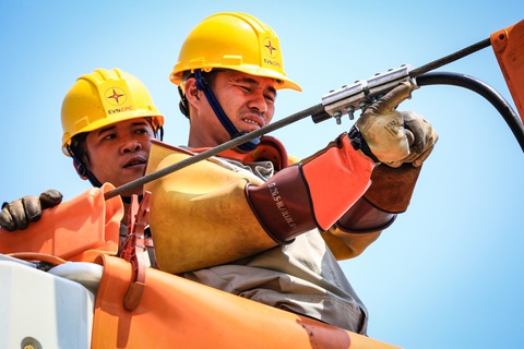 EVNCPC chuẩn bị các kịch bản cấp điện mùa khô 2023 - Ảnh 1. Sửa chữa lưới điện đang mang điện (hotline)