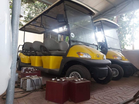 Loạt xe điện tập kết tại nhà xe ở khu di tích Ngã ba Đồng Lộc nhiều năm không sử dụng đến - Ảnh: LÊ MINH Loạt xe điện lâu ngày không sử dụng dẫn đến hư hỏng, xuống cấp - Ảnh: LÊ MINH