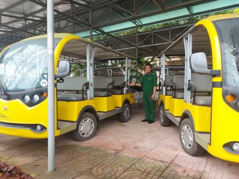 Loạt xe điện tập kết tại nhà xe ở khu di tích Ngã ba Đồng Lộc nhiều năm không sử dụng đến - Ảnh: LÊ MINH Loạt xe điện tập kết tại nhà xe ở khu di tích Ngã ba Đồng Lộc nhiều năm không sử dụng đến - Ảnh: LÊ MINH