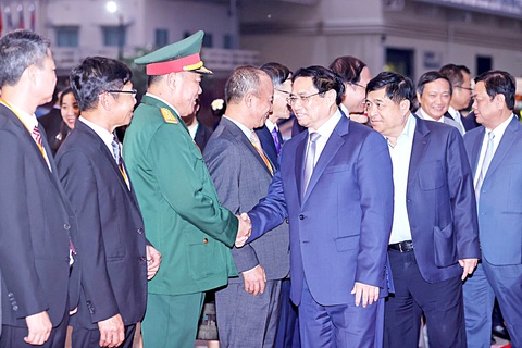 Hợp tác lưu vực sông Mekong: Tìm kiếm những giải pháp hành động cụ thể - Ảnh 1. Phái đoàn Lào, trong đó có Chủ nhiệm Văn phòng Thủ tướng Alounxai Sounnalath, Thứ trưởng Bộ Năng lượng mỏ Xay Nhakhone, Phó đô trưởng Vientiane Phukhong Bannavong đón Thủ tướng Phạm Minh Chính tại sân bay Wattay (Vientiane) vào chiều 4-4 - Ảnh: PHÚC NGUYÊN