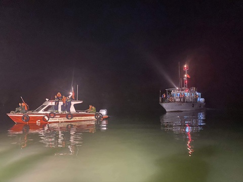 Rơi máy bay trực thăng chở khách ngắm vịnh Hạ Long, 5 người gặp nạn - Ảnh 5. Rơi máy bay trực thăng chở khách ngắm vịnh Hạ Long, 5 người gặp nạn - Ảnh 5.