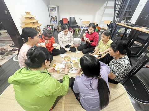 Osin thời khó - Ảnh 1. Bữa cơm tập thể của người giúp việc đến từ các tỉnh tại văn phòng giới thiệu việc làm - Ảnh: TÂM LÊ