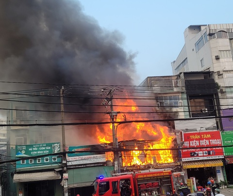 Vụ cháy trên quốc lộ 13: Một người đã tử vong - Ảnh 1. Vụ cháy trên quốc lộ 13: Một người đã tử vong - Ảnh 1.