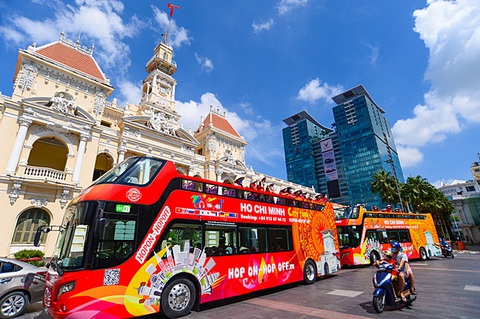 Cuộc thi ảnh Mùa: Đi xe buýt 2 tầng sáng tác ảnh - Ảnh 1. Du khách đi xe buýt hai tầng tham quan trung tâm TP.HCM - Ảnh: Q.ĐỊNH