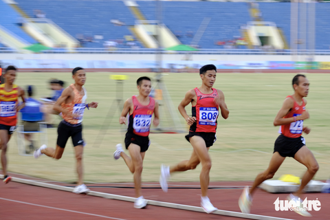Mục tiêu của điền kinh Việt Nam ở SEA Games 32: Tiếp tục giữ ngôi số 1 - Ảnh 3. Nhà vô địch 5.000m, 10.000m SEA Games 31 Nguyễn Văn Lai (808) không tham dự SEA Games 32 - Ảnh: NAM TRẦN