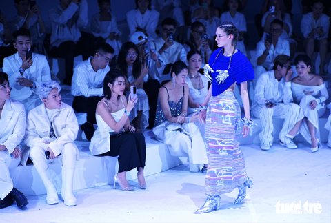 HHen Niê trình diễn bộ sưu tập được Vogue khen ngợi - Ảnh 3. HHen Niê trình diễn bộ sưu tập được Vogue khen ngợi - Ảnh 3.