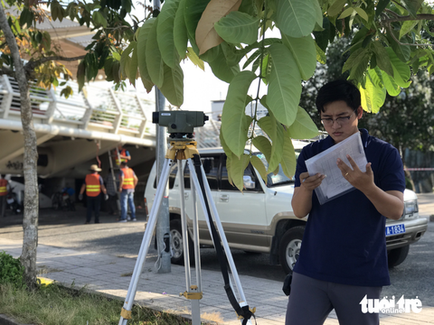 Dùng nước thử tải trọng cầu bộ hành Nguyễn Thái Học - Ảnh 1. Dùng nước thử tải trọng cầu bộ hành Nguyễn Thái Học - Ảnh 1.