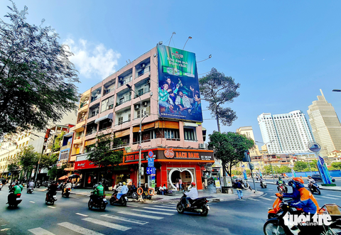 Lê Lợi, đại lộ tình yêu - Kỳ cuối: Đại lộ của khát vọng đổi thay- Ảnh 3. Thương hiệu kem Bạch Đằng đã gắn với đại Lê Lợi suốt nhiều năm - Ảnh QUỐC VIỆT