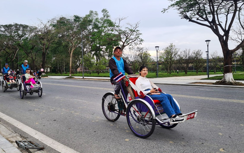 Xích lô gắn động cơ điện chở khách ở Huế: Sai nhưng khó xử phạt - Ảnh 1. Xích lô gắn động cơ điện chở khách ở Huế: Sai nhưng khó xử phạt - Ảnh 1.