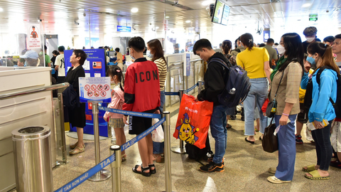 Giá vé bay dịp lễ cao bất thường - Ảnh 1. Giá vé bay nội địa quá cao sẽ gây ảnh hưởng đến nhu cầu đi lại của người dân, nhất là trong dịp lễ 30-4 và 1-5 này - Ảnh: T.T.D.