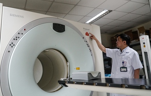 Bác sĩ tại Bệnh viện Bạch Mai sử dụng máy PET CT có giá 60 tỉ đồng - Ảnh: NGUYỄN HIỀN Bác sĩ tại Bệnh viện Bạch Mai sử dụng máy PET CT có giá 60 tỉ đồng - Ảnh: NGUYỄN HIỀN