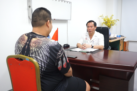 Tác nhân gây vô sinh cho cả nam và nữ ít ai ngờ đến - Ảnh 1. Bác sĩ Tuấn tư vấn cho bệnh nhân - Ảnh: HÀ LINH