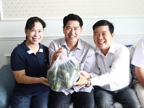 Hơn 20 năm, tôi nhớ hoài tiết học thầy Nhị - Ảnh 1. Cựu sinh viên Phương Thảo, Nguyễn Văn Cải đến thăm thầy Bùi Mạnh Nhị (giữa) tại nhà riêng - Ảnh: Tác giả Phương Thảo cung cấp