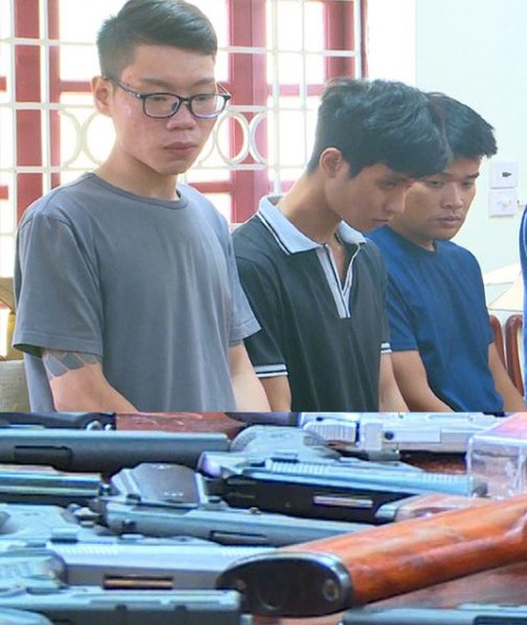 Bắt ba nghi phạm tại TP.HCM, thu giữ 217 khẩu súng - Ảnh 2. Bắt ba nghi phạm tại TP.HCM, thu giữ 217 khẩu súng - Ảnh 2.