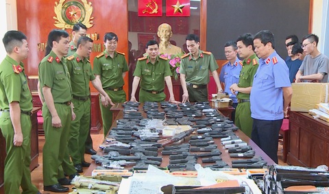 Bắt ba nghi phạm tại TP.HCM, thu giữ 217 khẩu súng - Ảnh 1. Bắt ba nghi phạm tại TP.HCM, thu giữ 217 khẩu súng - Ảnh 1.