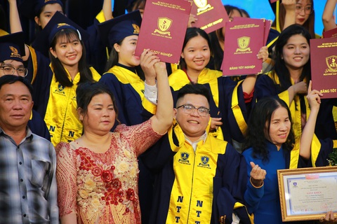Mẹ ung thư cố chờ con tốt nghiệp: Nếu giờ lỡ như ông trời kêu phải chết, tui cũng phần nào yên tâm - Ảnh 3. Mẹ ung thư cố chờ con tốt nghiệp: Nếu giờ lỡ như ông trời kêu phải chết, tui cũng phần nào yên tâm - Ảnh 3.