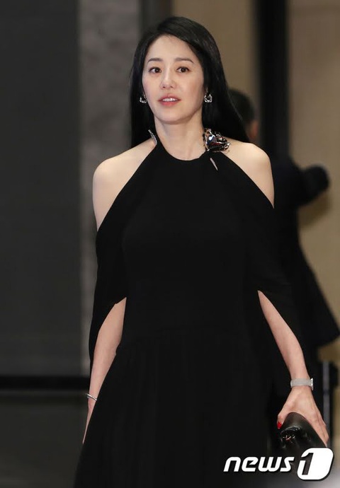 Go Hyun Jung - mỹ nhân Hàn 52 tuổi gây sốt với visual như 25 - Ảnh 9. Go Hyun Jung - mỹ nhân Hàn 52 tuổi gây sốt với visual như 25 - Ảnh 9.