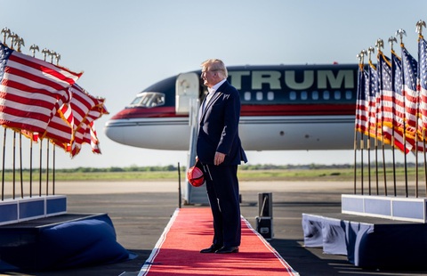 Bên trong máy bay dát vàng trị giá 100 triệu USD của Donald Trump: Tiện nghi hạng nhất - Ảnh 1. Bên trong máy bay dát vàng trị giá 100 triệu USD của Donald Trump: Tiện nghi hạng nhất - Ảnh 1.
