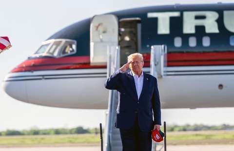 Bên trong máy bay dát vàng trị giá 100 triệu USD của Donald Trump: Tiện nghi hạng nhất - Ảnh 2. Bên trong máy bay dát vàng trị giá 100 triệu USD của Donald Trump: Tiện nghi hạng nhất - Ảnh 2.