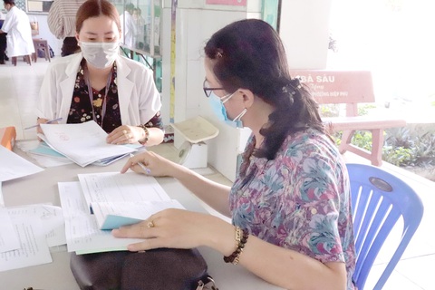 Luân phiên bác sĩ bệnh viện về trạm y tế ra sao? - Ảnh 1. Nhân viên y tế khi được luân phiên xuống trạm y tế sẽ hưởng 100% tiền lương, các khoản phụ cấp theo lương tại đơn vị được cử đi - Ảnh: XUÂN MAI