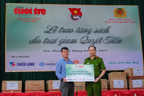 Tuổi Trẻ trao gần 1.000 đầu sách cho trại giam Quyết Tiến - Ảnh 1. Tuổi Trẻ trao gần 1.000 đầu sách cho trại giam Quyết Tiến - Ảnh 1.