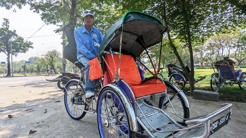 Xích lô gắn động cơ điện chở khách ở Huế: Sai nhưng khó xử phạt - Ảnh 2. Xích lô gắn động cơ điện chở khách ở Huế: Sai nhưng khó xử phạt - Ảnh 2.