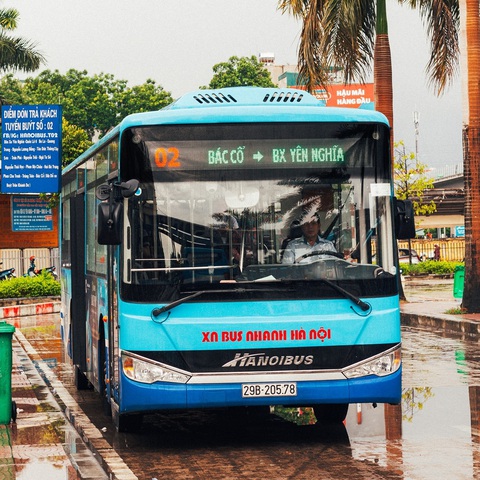 Ra trường 2 năm, 24 tuổi tôi vẫn đi làm bằng xe buýt - Ảnh 1. Ra trường 2 năm, 24 tuổi tôi vẫn đi làm bằng xe buýt - Ảnh 1.
