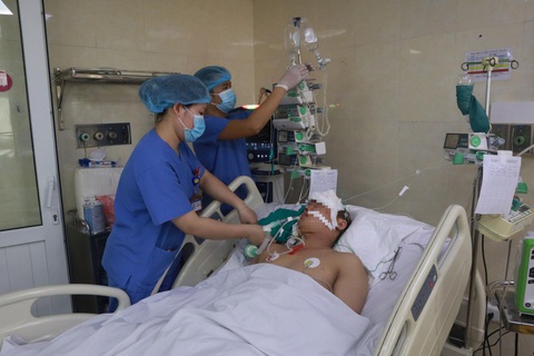 Vụ ô tô tông 17 xe máy: 1 người tiên lượng rất nặng - Ảnh 1. Vụ ô tô tông 17 xe máy: 1 người tiên lượng rất nặng - Ảnh 1.