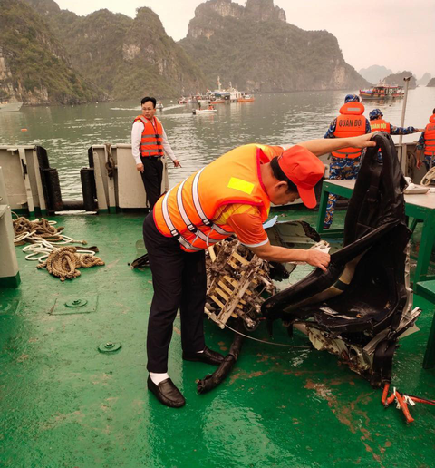 Một phần động cơ trực thăng gặp nạn được trục vớt - Ảnh N. HƯỞNG Một phần động cơ trực thăng gặp nạn được trục vớt - Ảnh: N. HƯỞNG
