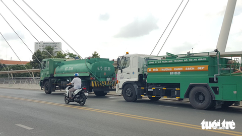Tiếp tục giám định cầu bộ hành độc nhất Việt Nam - Ảnh 1. Xe nước của Công ty Môi trường đô thị An Giang bơm nước phục vụ giám định cầu bộ hành Nguyễn Thái Học - Ảnh: BỬU ĐẤU