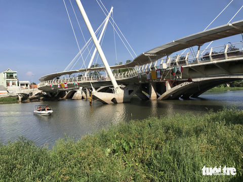 Tiếp tục giám định cầu bộ hành độc nhất Việt Nam - Ảnh 4. Cầu bộ hành Nguyễn Thái Học thiết kế dây văng độc đáo về kiến trúc - Ảnh: ĐẶNG TUYẾT