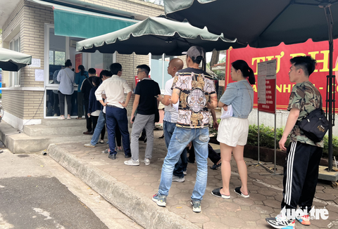 Người dân Hà Nội xếp hàng dài chờ cấp phiếu lý lịch tư pháp - Ảnh 1. Người dân xếp hàng chờ cấp phiếu lý lịch tư pháp - Ảnh: DANH TRỌNG